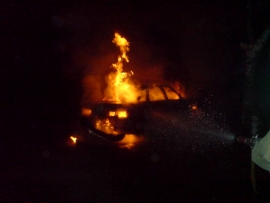 Огонь повредил три автомобиля в Рязани