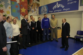 Известного рязанского баскетбольного тренера Валерия Комлякова с юбилеем поздравили воспитанники и болельщики 