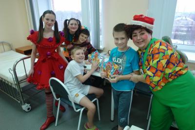 Сотрудники фонда «Наши дети» поздравили детей, встретивших Новый год в больнице