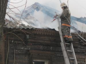В центре Рязани горит деревянный жилой дом