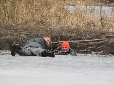 В Рязани студенты-спасатели показательно спасли специально подготовленного утопающего