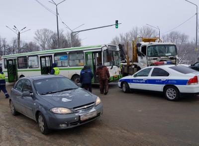 В столкновении грузовика и автобуса в посёлке Строитель пострадали пять человек