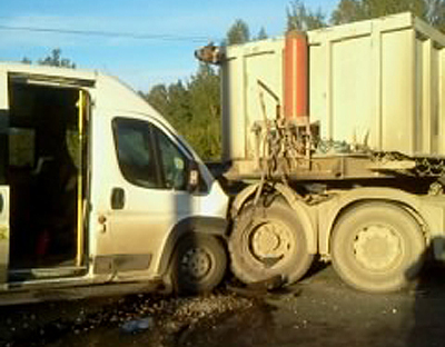 Пострадавшие в столкновении маршрутки и грузовика в Рязани находятся в тяжёлом состоянии