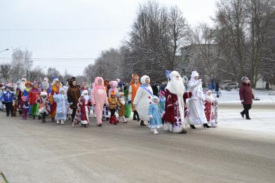 В Шилово прогулялись Деды Морозы, Снегурочки и сказочные персонажи