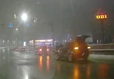 Ночью в Рязани засняли массовую остановку автомобилей у ТРЦ «М5 Молл»