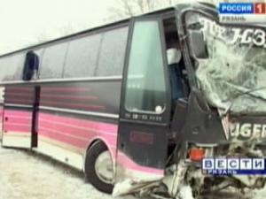 В районе городской свалки пассажирский автобус «разорвал» иномарку 