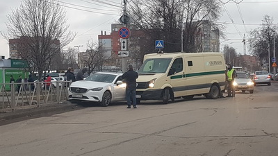 В Рязани столкнулись иномарка и инкассаторская машина