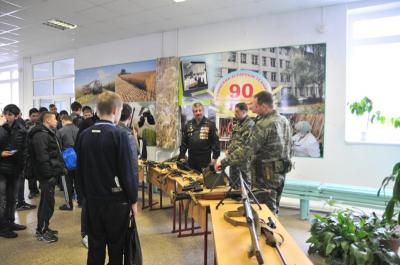Рязанскому аграрному техникуму подарили каски, пояса и пожарные рукава