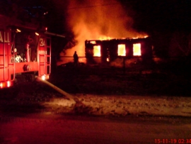 Четыре пожарных расчёта не отстояли жилой дом в Захаровском районе