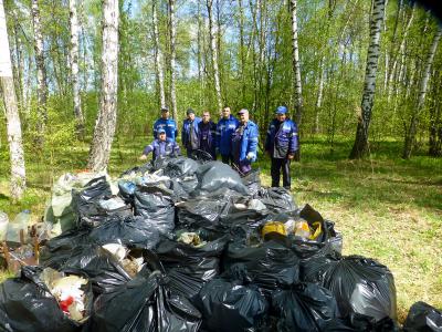 Сотрудники Рязанского лесничества убрали навалы мусора у автодороги Рыбное – Константиново
