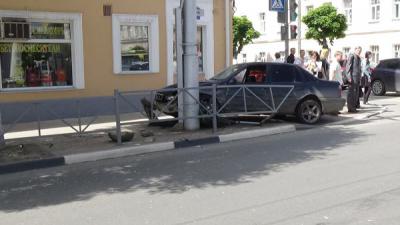 В центре Рязани водитель ВАЗ-2112 нарушил ПДД и врезался в Daewoo