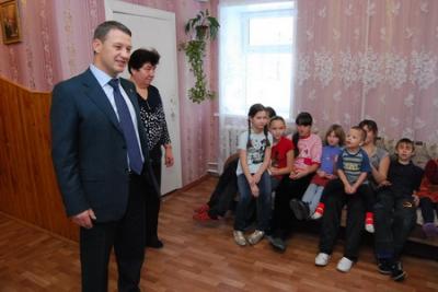 Аркадий Фомин подарил детям музыкальный центр