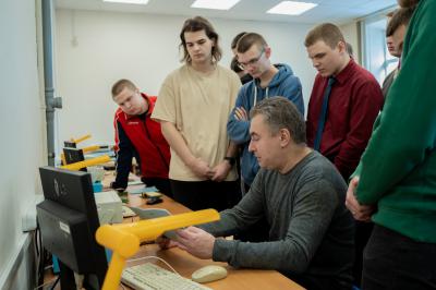 Студенты Рязанского радиотехнического университета проходят курс лабораторных на Физтехе