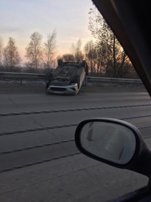 На Северной окружной дороге в Рязани перевернулся автомобиль