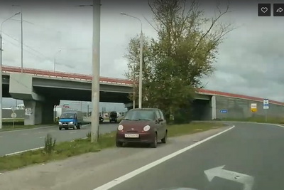 Рязанцев обеспокоил автомобиль, стоящий четвёртые сутки на развязке у ТРЦ «М5 Молл»