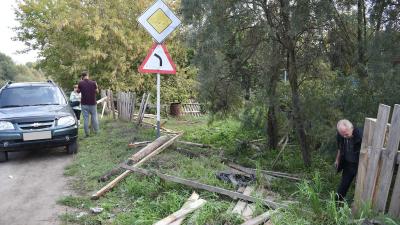 На опасном повороте в Сараях автомашина уже в третий раз снесла забор