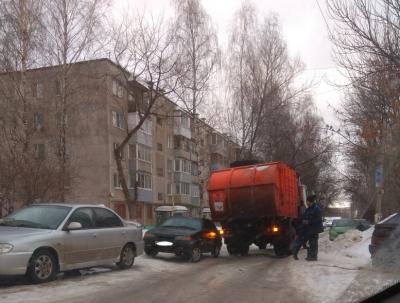 В Рязани в Дашково-Песочне мусоровоз задел легковушку
