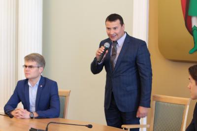 Олег Булеков и Владислав Фролов приглашают медалистов на работу в администрацию