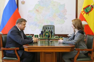 Николай Любимов пообщался с председателем молодёжного правительства области Екатериной Дубровиной