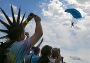 Рязанские десантницы показали мастерство в небе над рок-фестивалем «Нашествие»