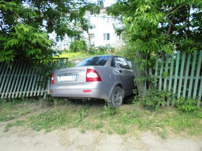 Toyota Camry «помогла» «Ладе-Приоре» въехать в забор в Рыбном
