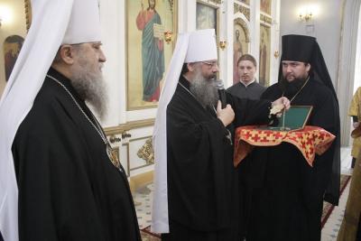 Рязанскому митрополиту подарили крест и панагию