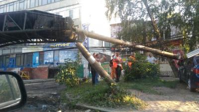 На улице Полевой в Рязани столб обрушился на иномарку
