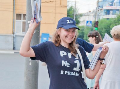 РГУ: Волонтёры раздали рекламные листовки потенциальным абитуриентам