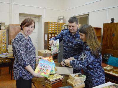 Росгвардейцы подарили детские книги в фонд библиотек Рязани