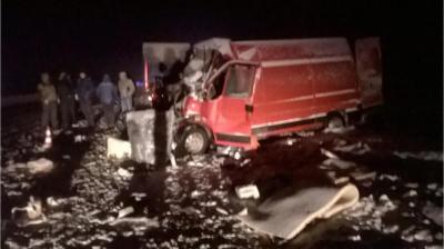 В столкновении фургона и фуры близ Сасово погибли два человека