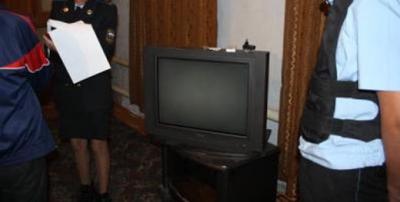 Житель Тумы из-за долга остался без мебели и телевизора