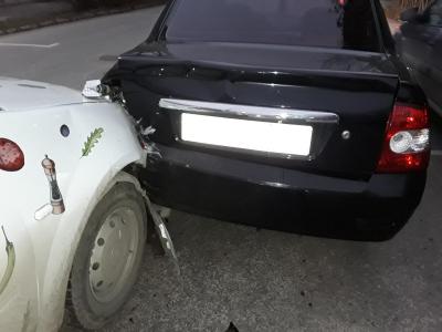 На улице Свободы Renault Logan врезался в «Ладу-Приору», которая сбила школьницу