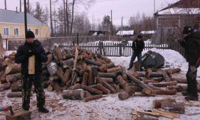 Сотрудники молодёжной администрации Рязанского района помогли ветерану войны с заготовкой дров