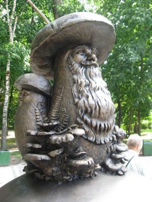 В Рязани появилась скульптура грибов с глазами и без