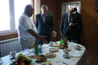 В порядке исключения Олег Ковалёв продегустировал мясо в Захаровском районе