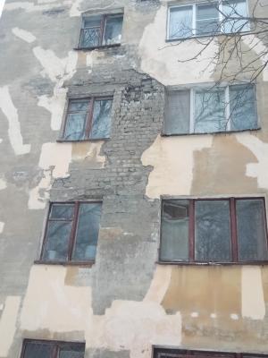 В Рязани со стены бывшего общежития на улице Островского посыпались кирпичи