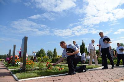 Полицейские почтили память коллеги, погибшего при задержании бандитов в Рязани