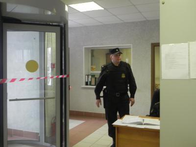 Рязанский судебный пристав пресёк попытку проноса газового пистолета в суд