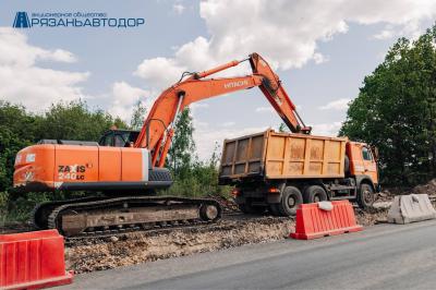 Продолжается ремонт трассы в селе Истье Старожиловского района