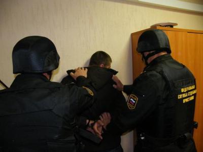 Шиловские судебные приставы задержали трёх преступников