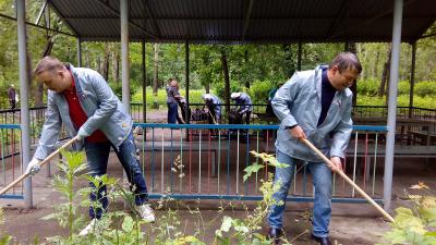 Рязанский ОНФ отметил День России уборкой в парке