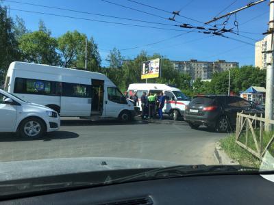 В Рязани на улице Новосёлов произошло ДТП с участием маршрутки, пострадали двое