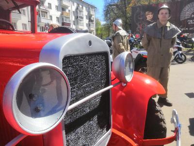 Рязанские огнеборцы продемонстрировали ретро автомобили и пожарных коней