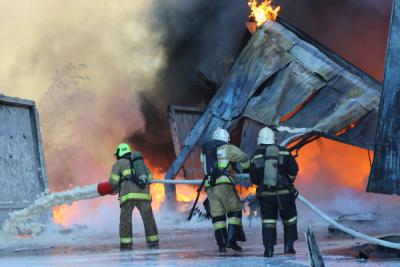 Появились фото с места тушения пожара на складе пестицидов в Рязани