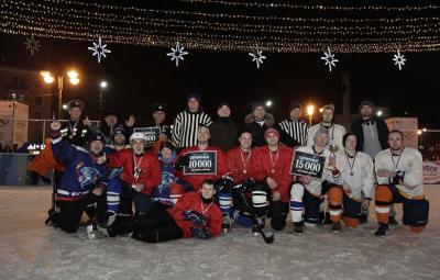 Сергей Карабасов наградил победителей и участников любительского турнира по хоккею