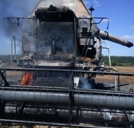 В Рязанском районе огонь поглотил комбайн