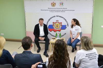 Николай Любимов пообщался с участниками Выездной школы молодёжного правительства региона