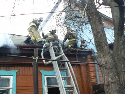 Пять пожарных расчётов тушили жилой дом в Рязани