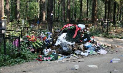 На рязанских кладбищах растут горы мусора