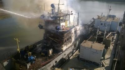 Появилось фото и видео тушения пожара на баркасе в речном порту Рязани